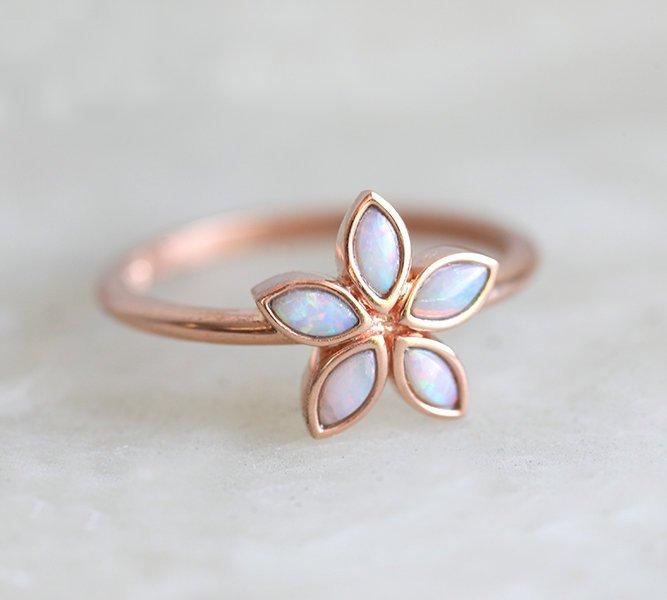 Blumenförmiger Ring aus Roségold mit weißem Opal im Marquiseschliff