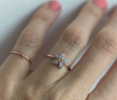 Blumenförmiger Ring aus Roségold mit weißem Opal im Marquiseschliff