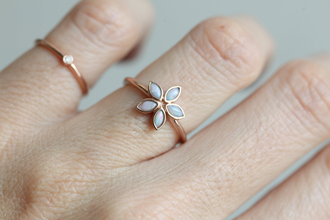 Blumenförmiger Ring aus Roségold mit weißem Opal im Marquiseschliff