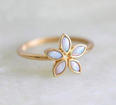 Blumenförmiger Ring aus weißem Opal und Gelbgold im Marquiseschliff