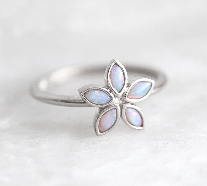 Blumenförmiger Ring aus weißem Opal im Marquise-Schliff aus Weißgold