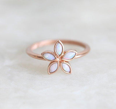 Blumenförmiger Ring aus Roségold mit weißem Opal im Marquiseschliff