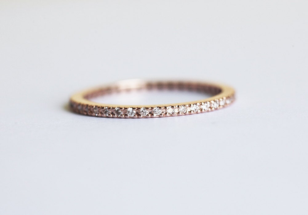 Mikropavé-Diamant-Eternity-Ring mit schwarzen und weißen Diamanten, Größe 5,75 Us, 14 Karat Gelbgold