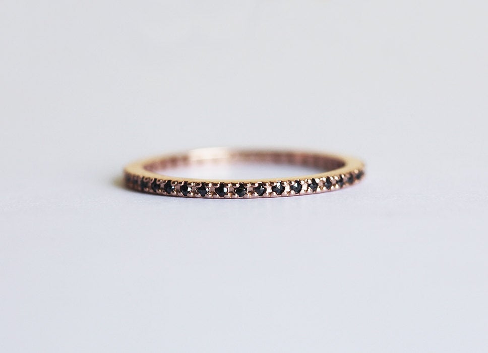 Mikropavé-Diamant-Eternity-Ring mit schwarzen und weißen Diamanten, Größe 5,75 Us, 14 Karat Gelbgold