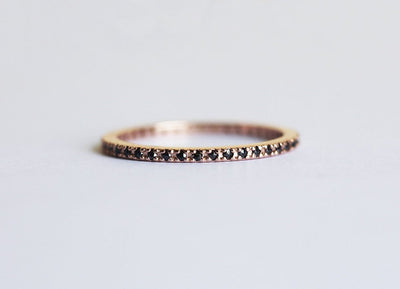 Mikropavé-Diamant-Eternity-Ring mit schwarzen und weißen Diamanten, Größe 5,75 Us, 14 Karat Gelbgold