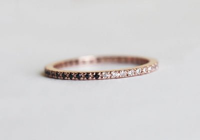 Mikropavé-Diamant-Eternity-Ring mit schwarzen und weißen Diamanten, Größe 5,75 Us, 14 Karat Gelbgold