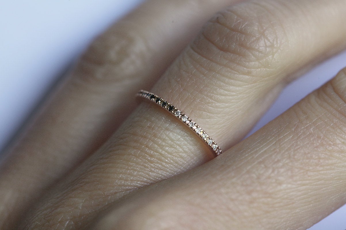 Mikropavé-Diamant-Eternity-Ring mit schwarzen und weißen Diamanten, Größe 5,75 Us, 14 Karat Gelbgold