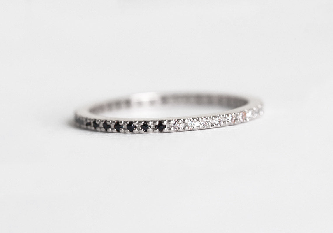 Mikropavé-Diamant-Eternity-Ring mit schwarzen und weißen Diamanten, Größe 5,75 Us, 14 Karat Gelbgold