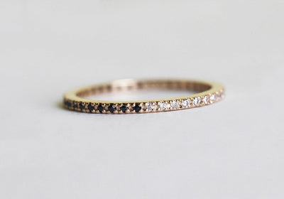 Mikropavé-Diamant-Eternity-Ring mit schwarzen und weißen Diamanten, Größe 5,75 Us, 14 Karat Gelbgold