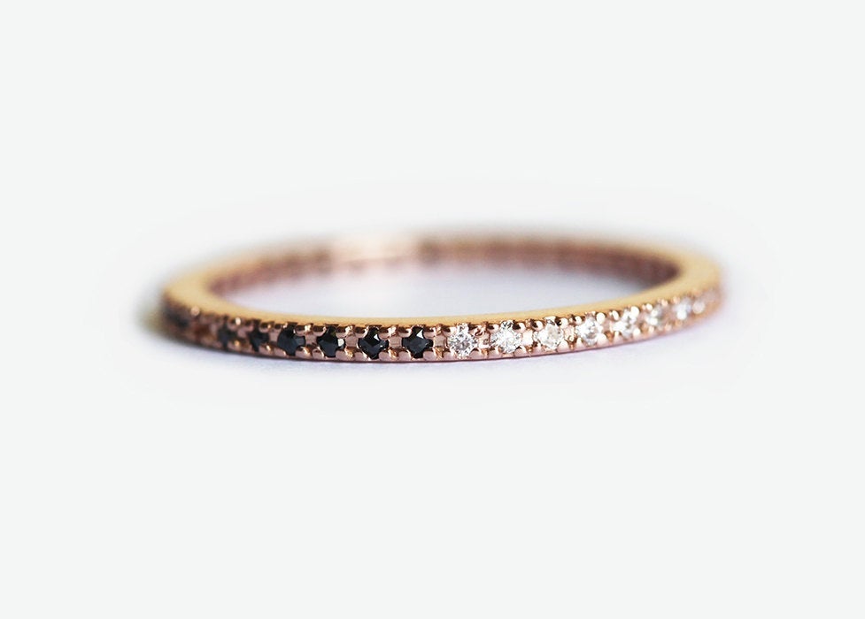 Mikropavé-Diamant-Eternity-Ring mit schwarzen und weißen Diamanten, Größe 5,75 Us, 14 Karat Gelbgold