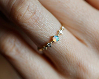 Runder Ring aus Opal-Gelbgold mit 4 seitlichen weißen Diamanten