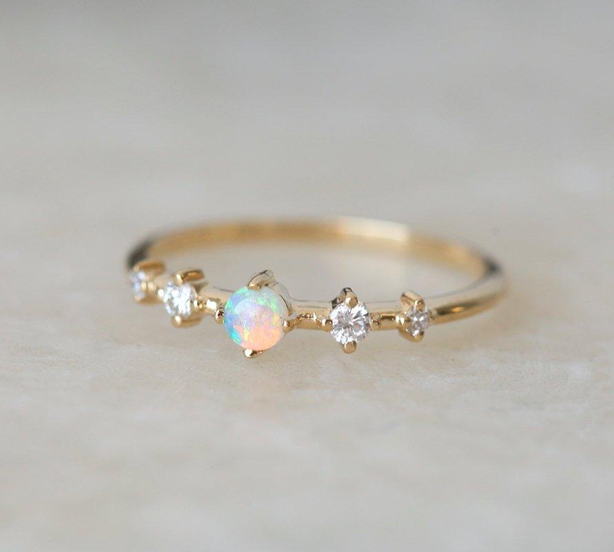 Runder Ring aus Opal-Gelbgold mit 4 seitlichen weißen Diamanten