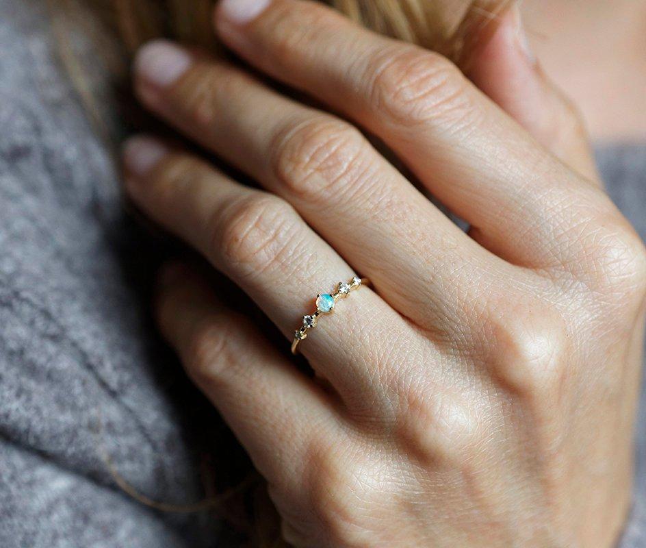 Runder Ring aus Opal-Gelbgold mit 4 seitlichen weißen Diamanten