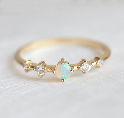 Runder Ring aus Opal-Gelbgold mit 4 seitlichen weißen Diamanten