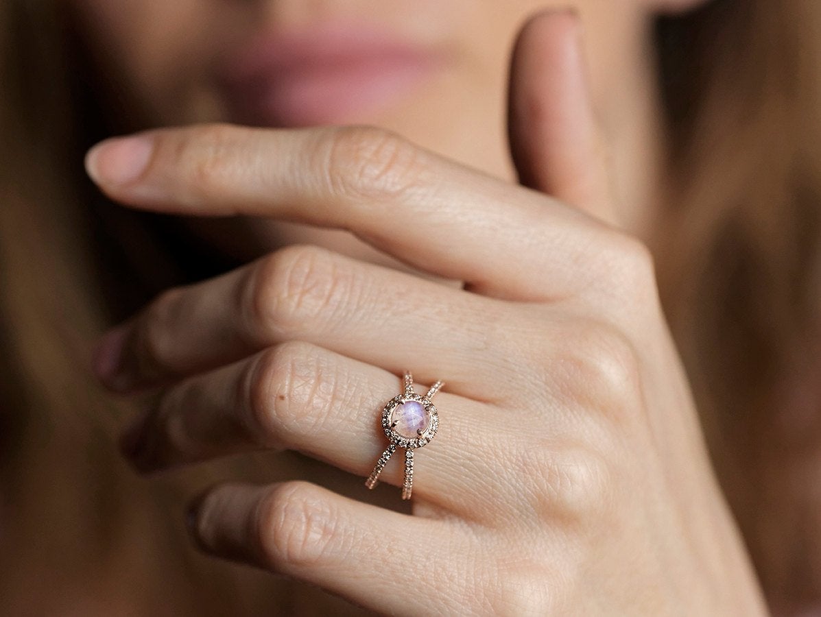 Runder Mondstein-Halo-Ring mit weißen Diamanten und Doppelring