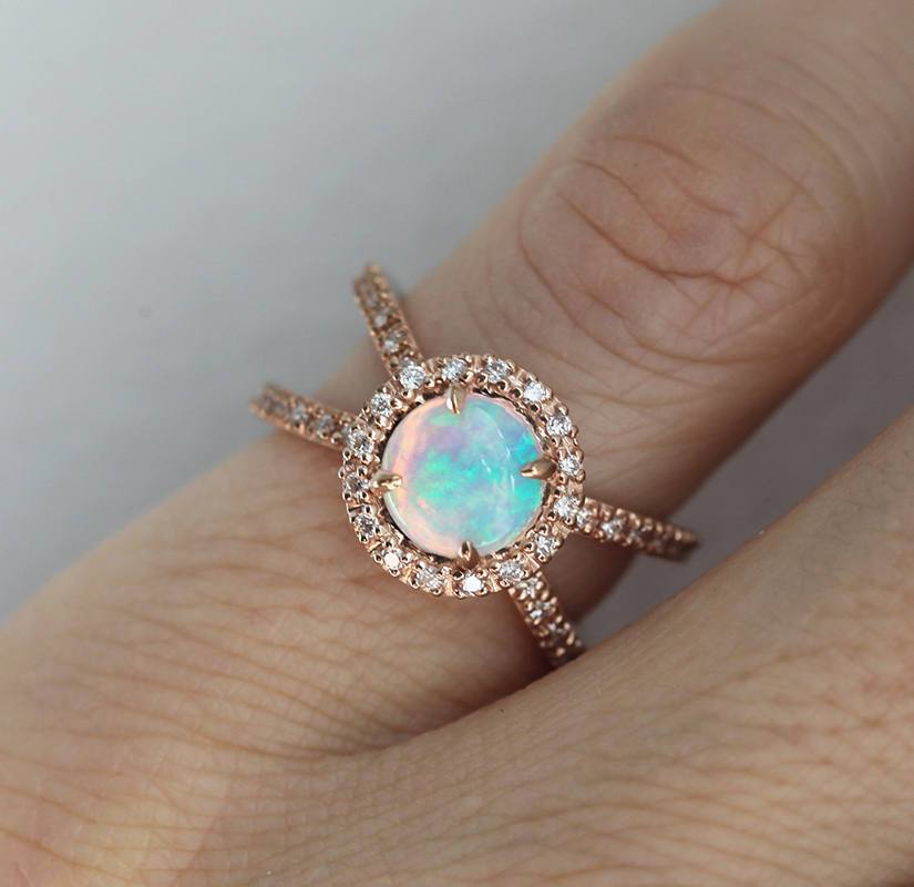 Runder Regenbogen-Opal-Halo-Ring mit einem Doppeldiamantband