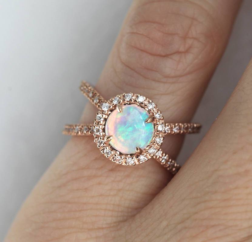 Runder Regenbogen-Opal-Halo-Ring mit einem Doppeldiamantband