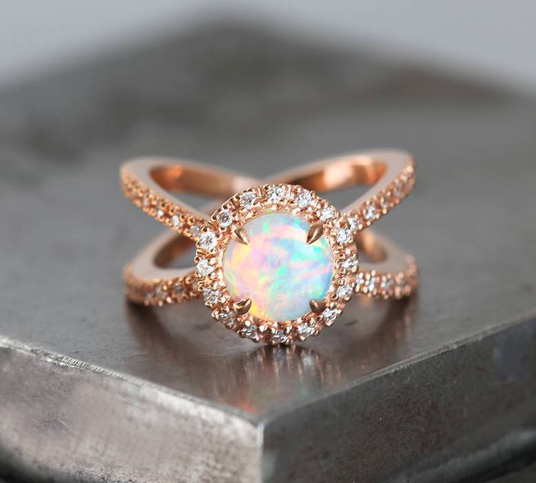 Runder Regenbogen-Opal-Halo-Ring mit einem Doppeldiamantband