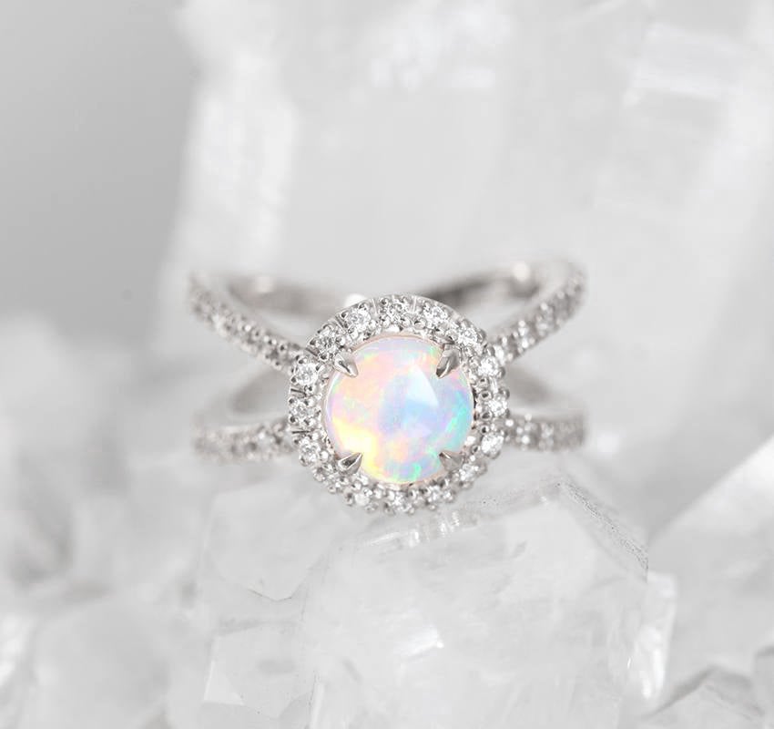 Runder Regenbogen-Opal-Halo-Ring mit einem Doppeldiamantband