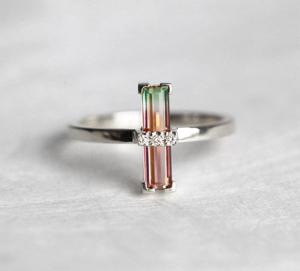 Wassermelonen-Baguette-Turmalin-Ring mit 3 weißen Diamanten