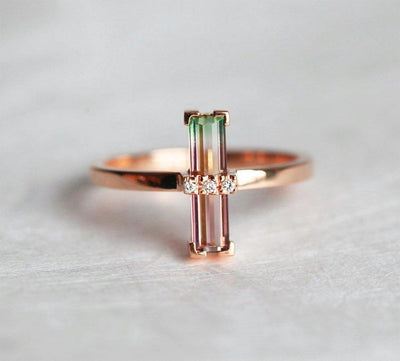 Wassermelonen-Baguette-Turmalin-Ring mit 3 weißen Diamanten