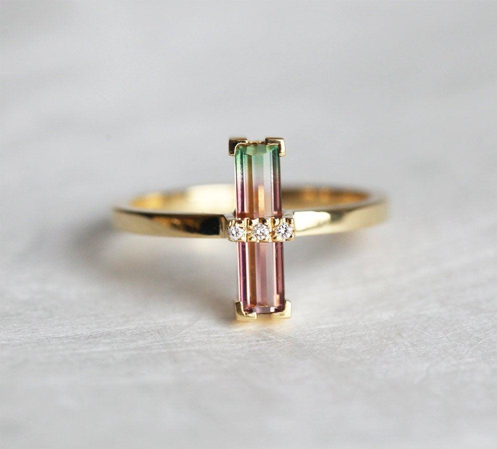 Wassermelonen-Baguette-Turmalin-Ring mit 3 weißen Diamanten