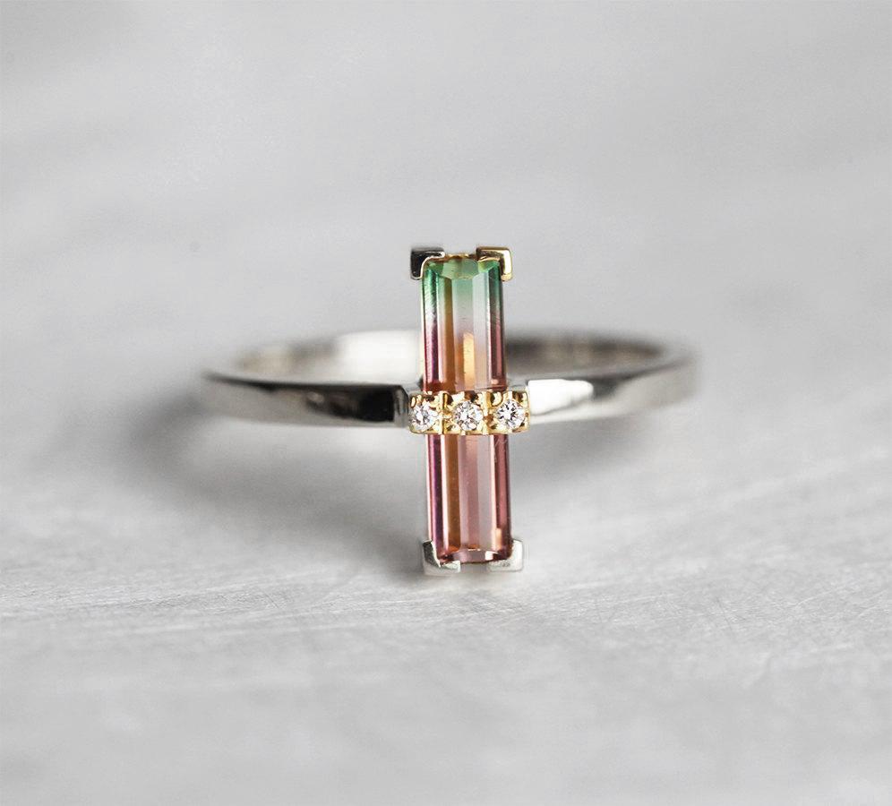 Eleganter Goldring mit Wassermelonen-Turmalin und weißen Diamanten in Nahaufnahme.