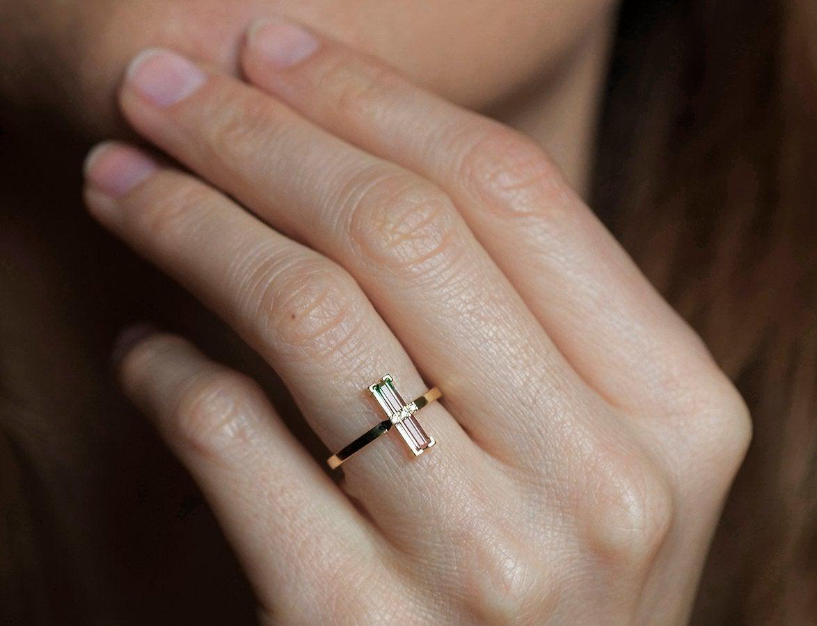 Eleganter Goldring mit Wassermelonen-Turmalin und Akzentdiamanten, eine moderne Wahl für eine Edelsteinhochzeit.