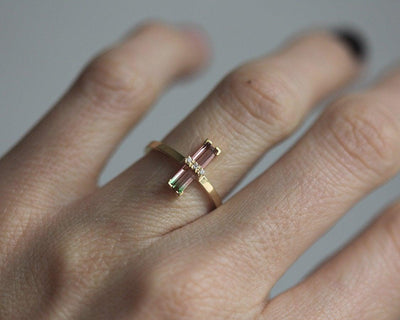 Eleganter Wassermelonen-Turmalin-Ring mit weißen Diamanten in Goldfassung.