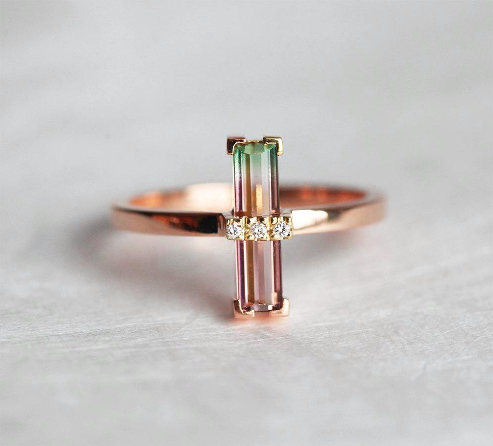 Eleganter Goldring mit Wassermelonen-Turmalin und Diamanten im modernen Edelstein-Hochzeitsstil.