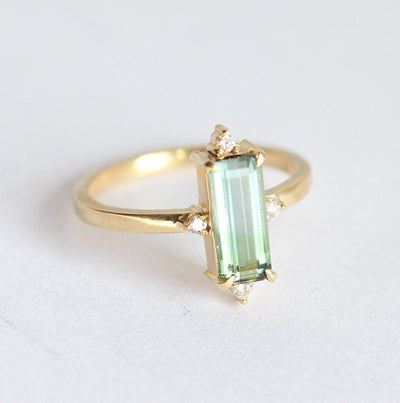 Grüner Baguette-Turmalin-Art-Deco-Ring mit weißen Diamanten