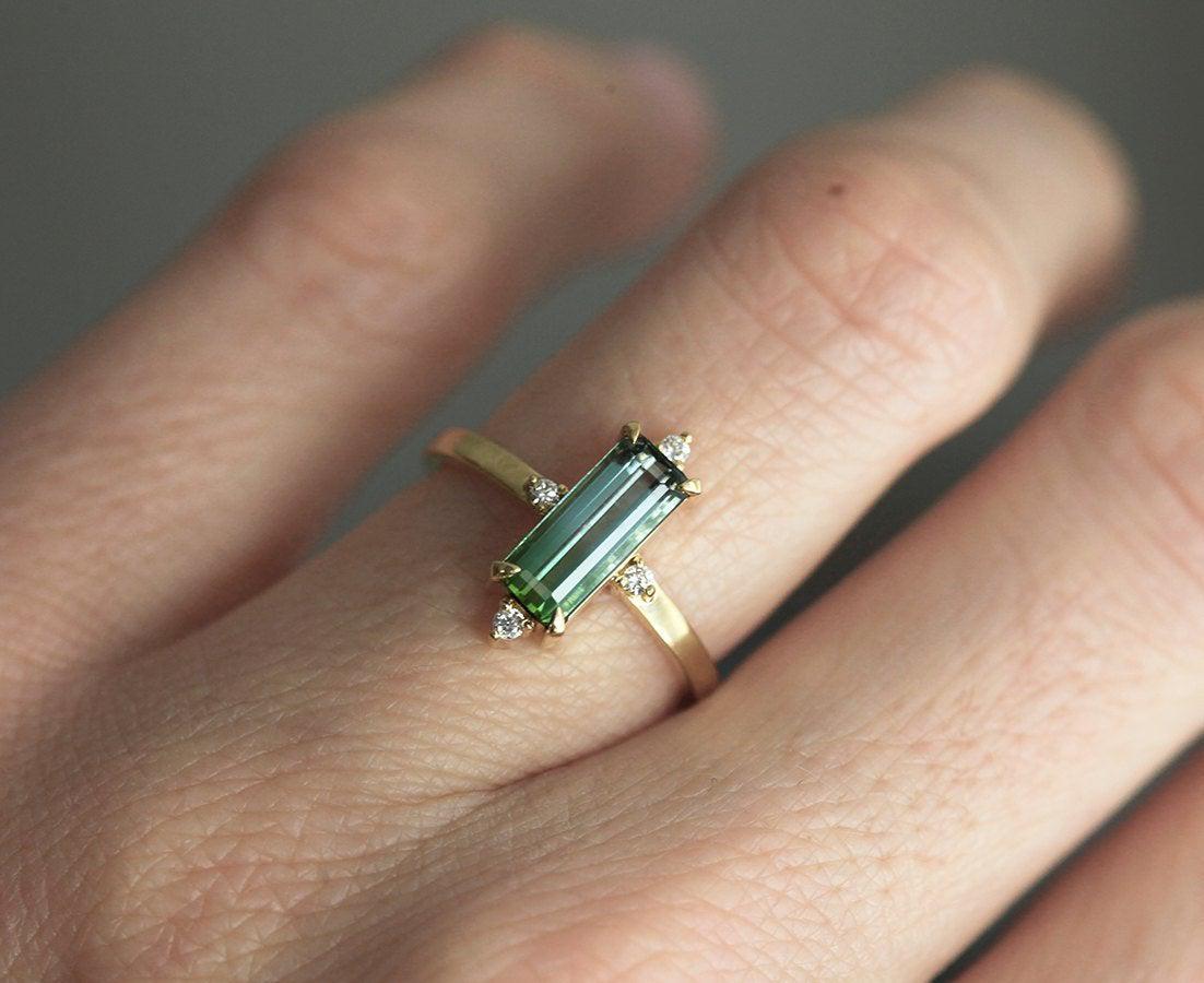 Grüner Baguette-Turmalin-Art-Deco-Ring mit weißen Diamanten