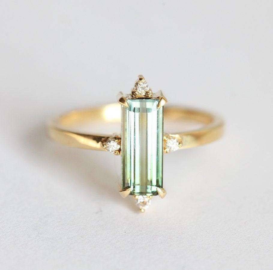 Grüner Baguette-Turmalin-Art-Deco-Ring mit weißen Diamanten