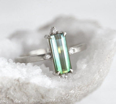 Grüner Baguette-Turmalin-Art-Deco-Platinring mit weißen Diamanten