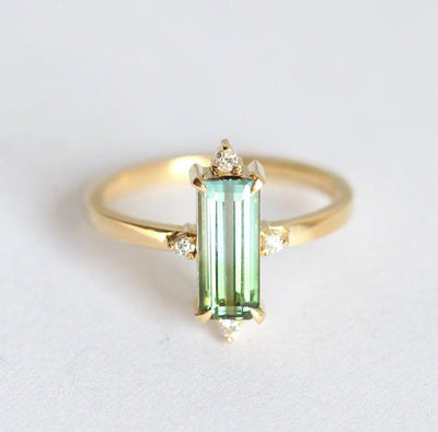 Grüner Baguette-Turmalin-Art-Deco-Ring mit weißen Diamanten