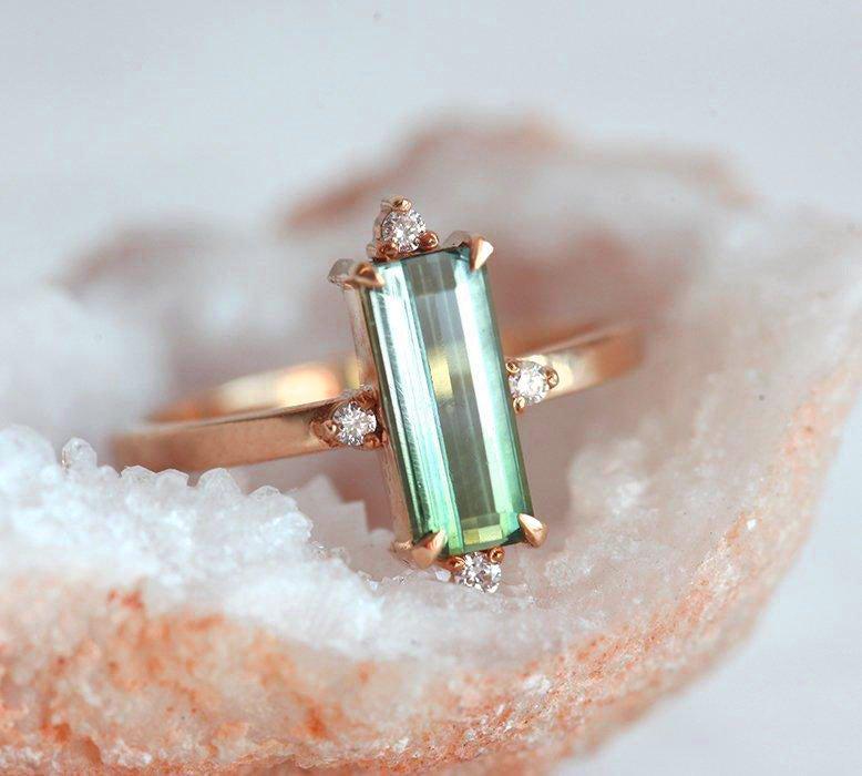 Grüner Baguette-Turmalin-Art-Deco-Ring aus Roségold mit weißen Diamanten