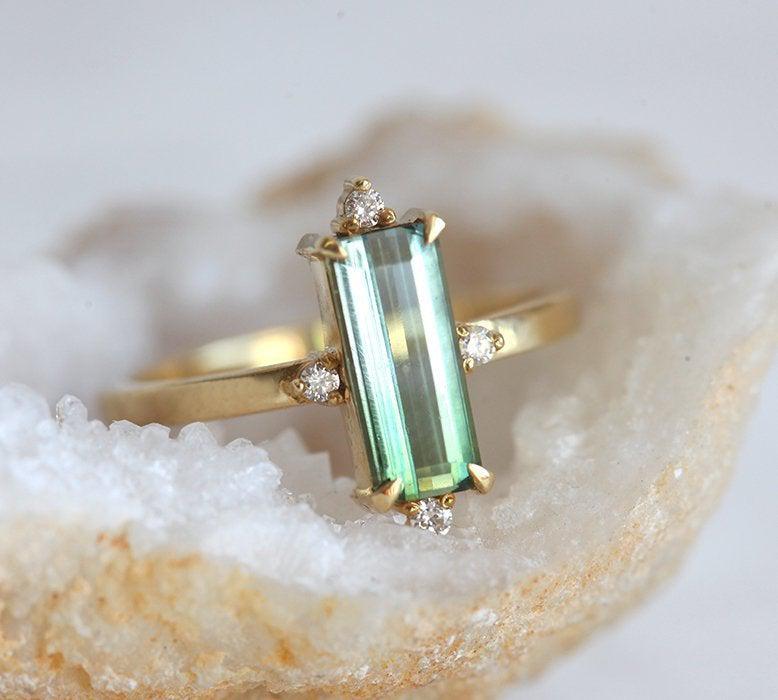 Grüner Baguette-Turmalin-Art-Deco-Ring mit weißen Diamanten