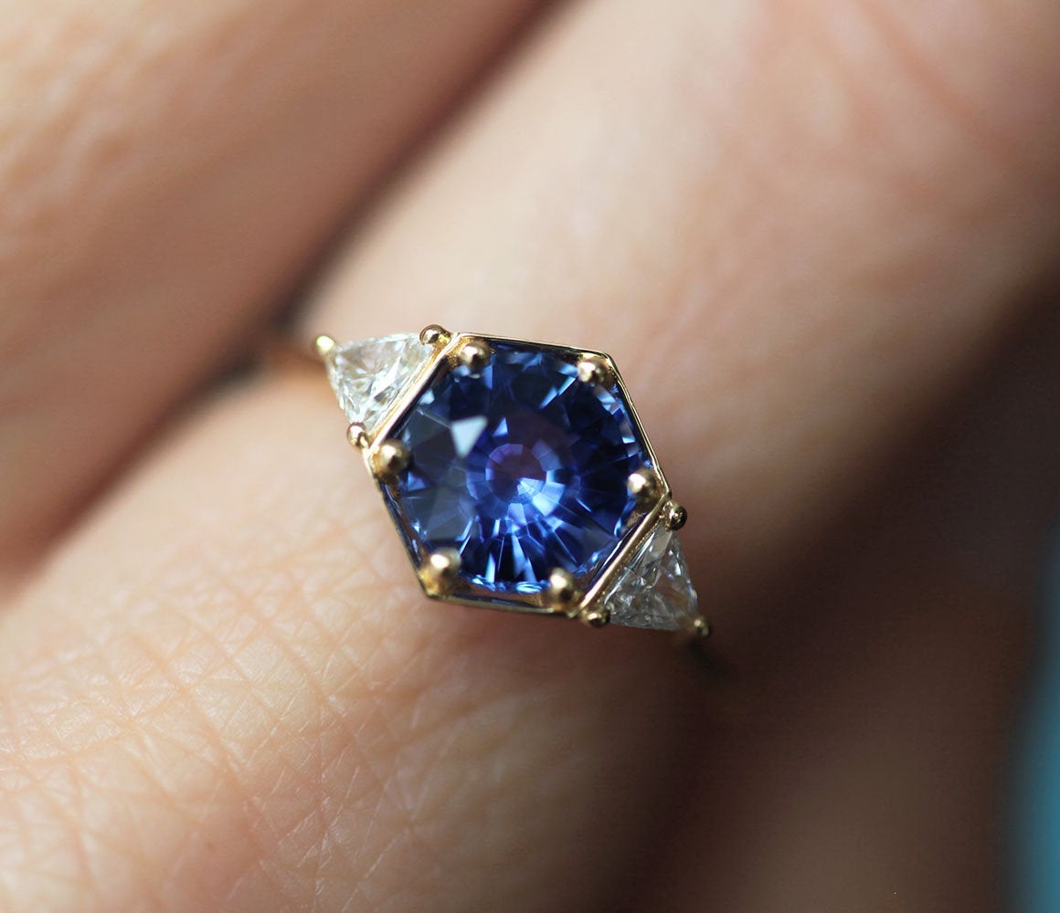 Runder blauer Saphirring mit weißen Diamanten an der Seite