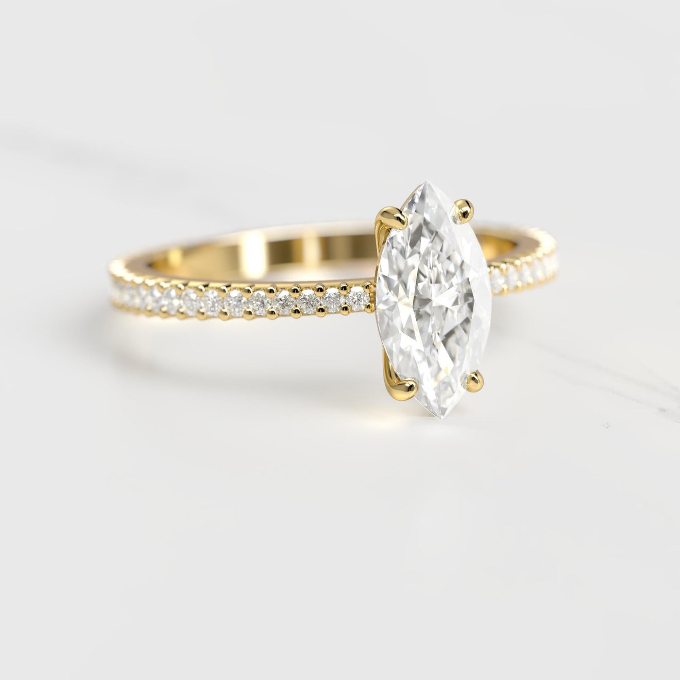 Marquise-Eternity-Ring mit Vollpavé und konischem Diamant