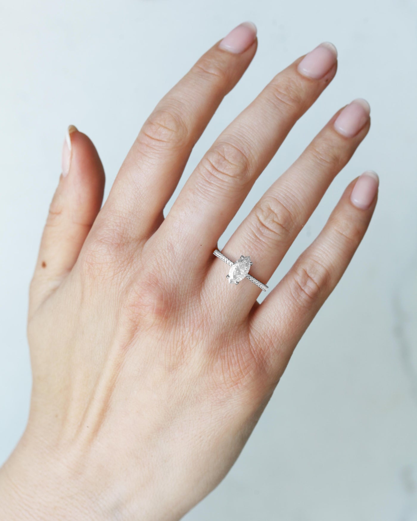 Verjüngter, sich verjüngender Marquise-Eternity-Ring mit Vollpavé aus Moissanit