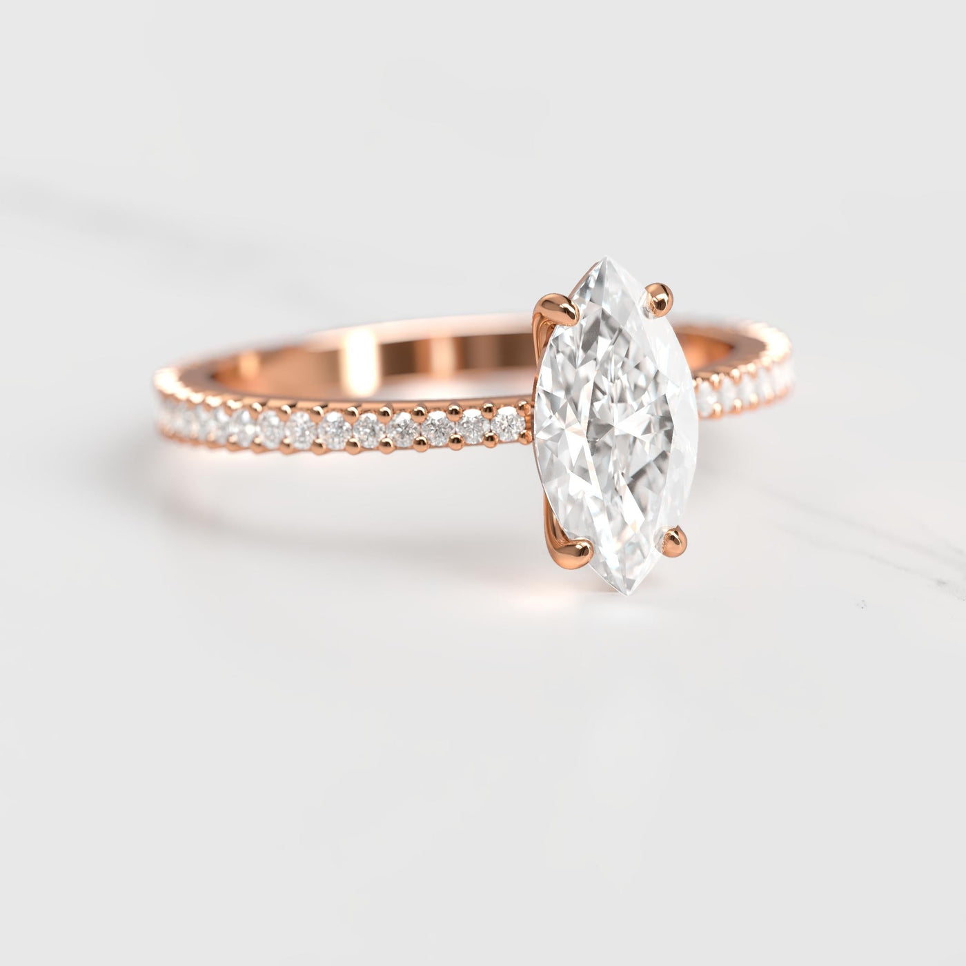 Verjüngter, sich verjüngender Marquise-Eternity-Ring mit Vollpavé aus Moissanit