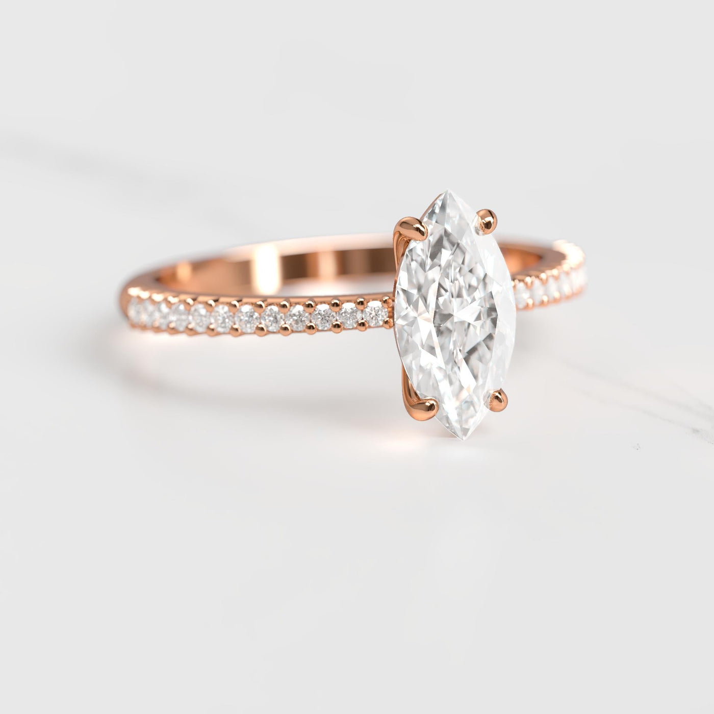 Konischer Diamant-Solitärring im Marquise-Stil mit halbem Pavé