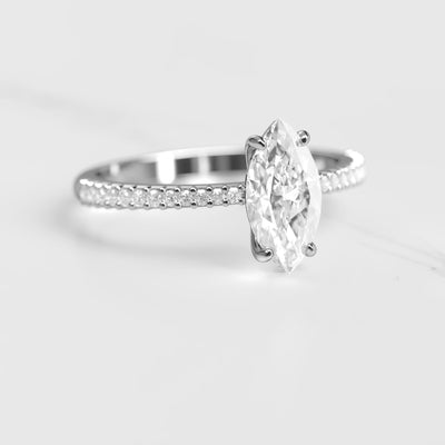 Konischer Diamant-Solitärring im Marquise-Stil mit halbem Pavé