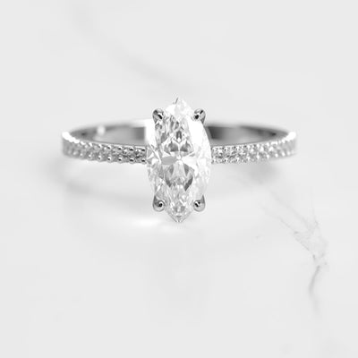 Konischer Diamant-Solitärring im Marquise-Stil mit halbem Pavé