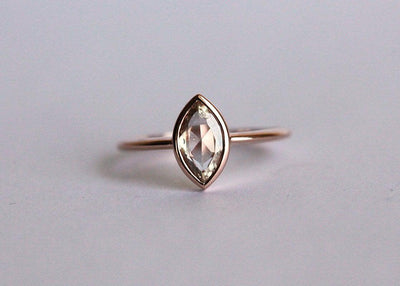 Marquise-Solitär-Champagner-Diamant-Verlobungsring-Capucinne