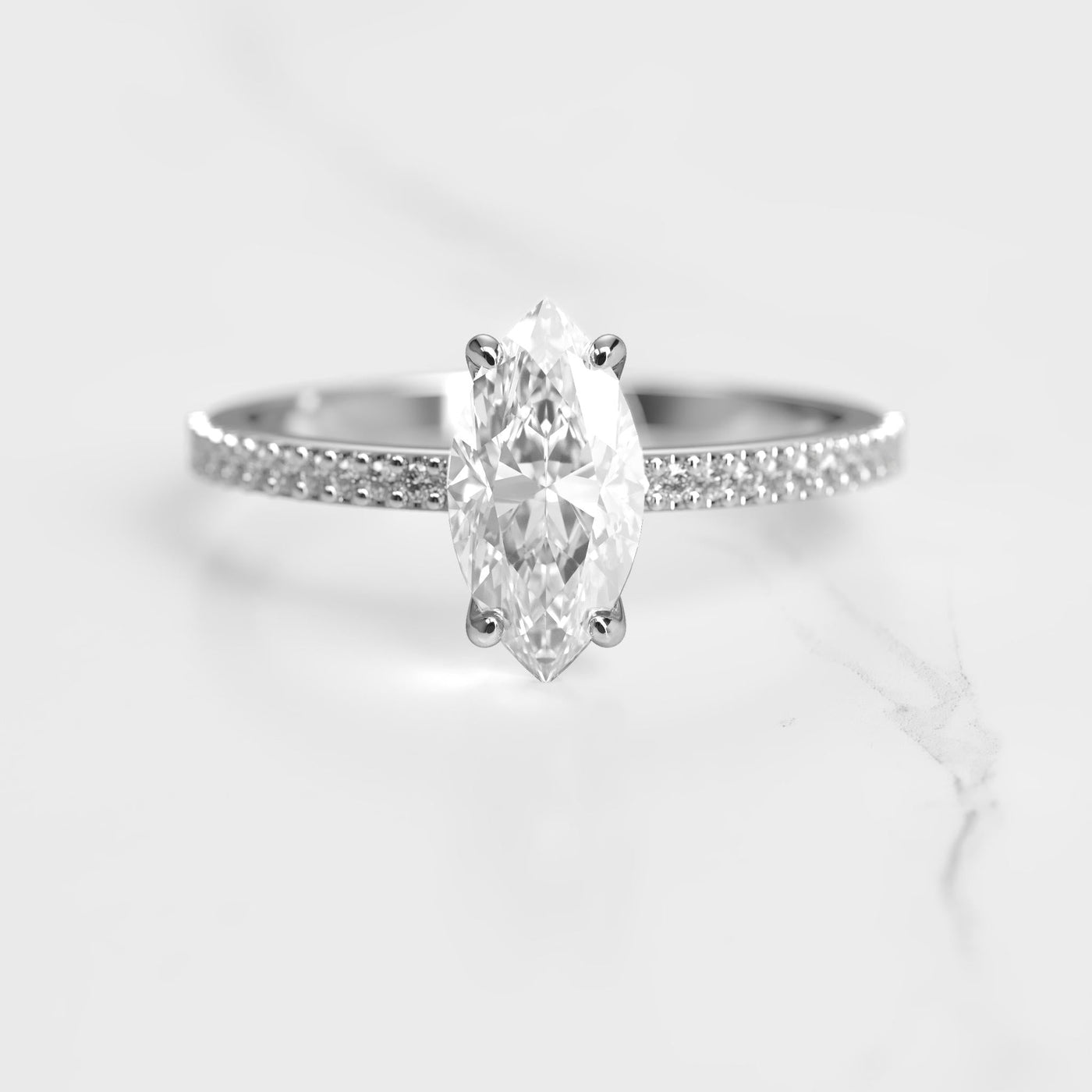 Marquise-Solitär-Moissanit-Ring mit halbem Pavé