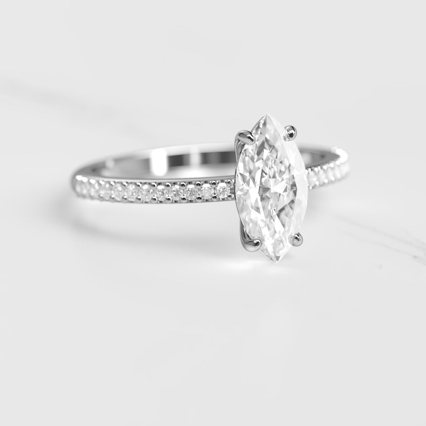 Marquise-Solitär-Moissanit-Ring mit halbem Pavé