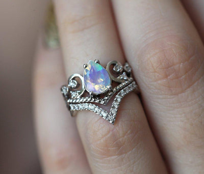 Weißer Birnen-Opal-Vintage-Ring, der einem Diadem ähnelt, mit runden weißen Diamanten an der Seite