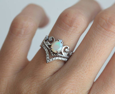 Weißer Birnen-Opal-Vintage-Ring, der einem Diadem ähnelt, mit runden weißen Diamanten an der Seite