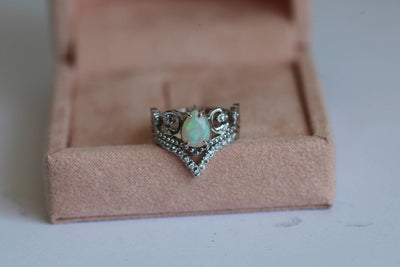 Weißer Birnen-Opal-Vintage-Ring, der einem Diadem ähnelt, mit runden weißen Diamanten an der Seite